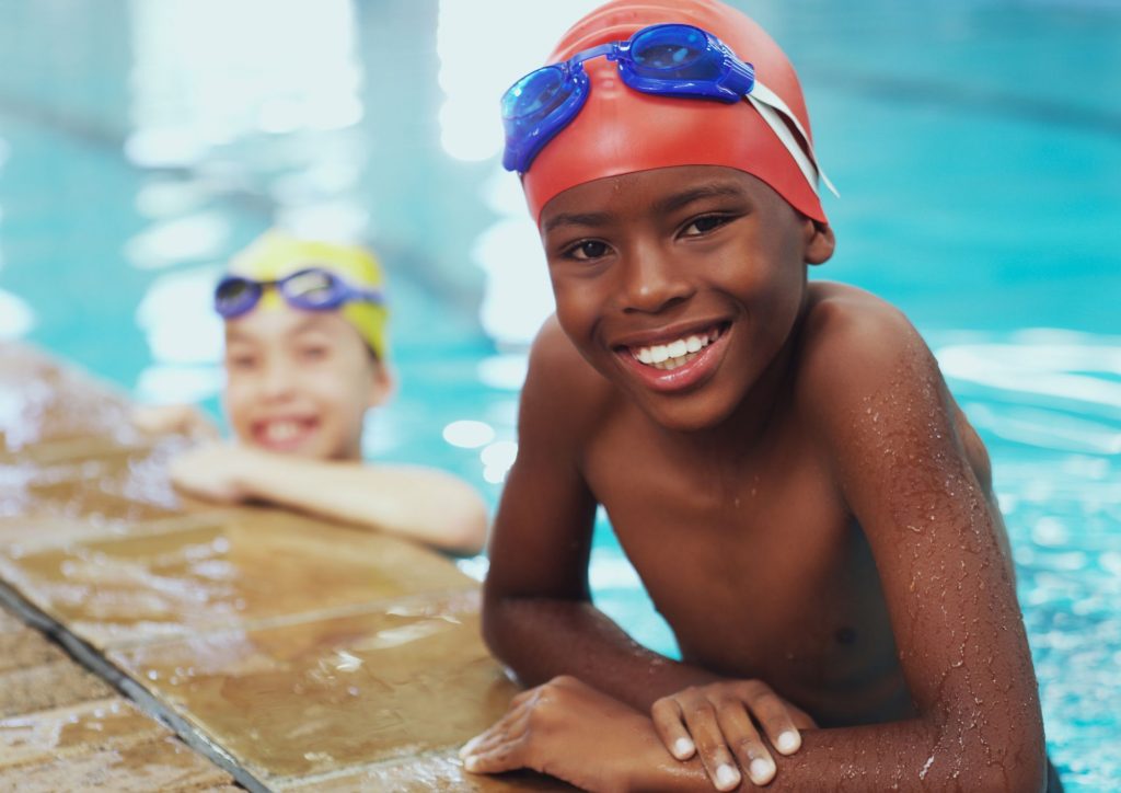 enfants qui s'amusent dans l'eau