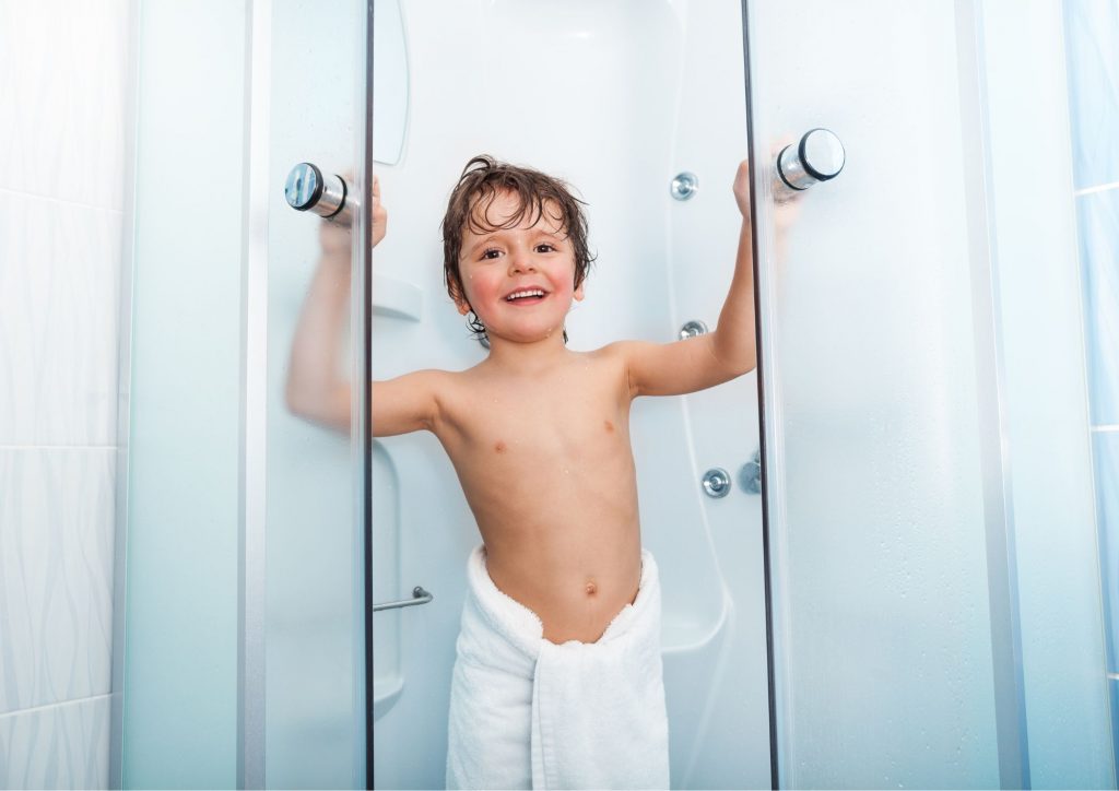 enfant qui sort de sa douche