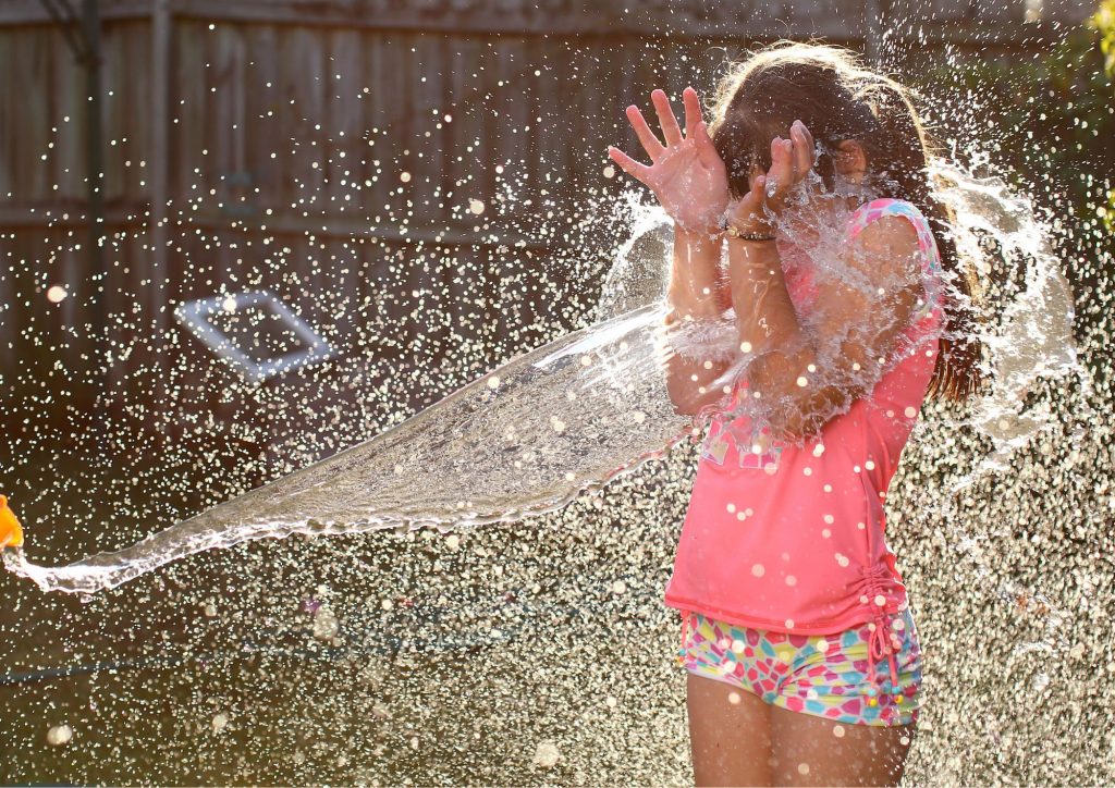 enfant turbulent jeu d'eau