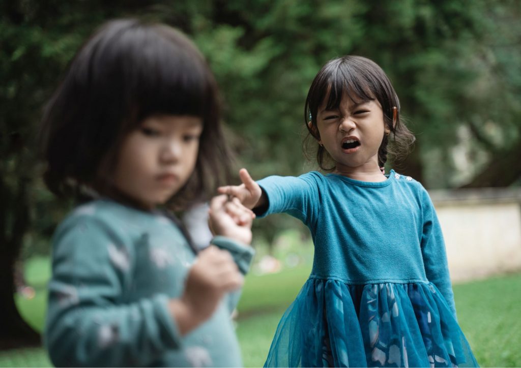 petites filles qui se disputent
