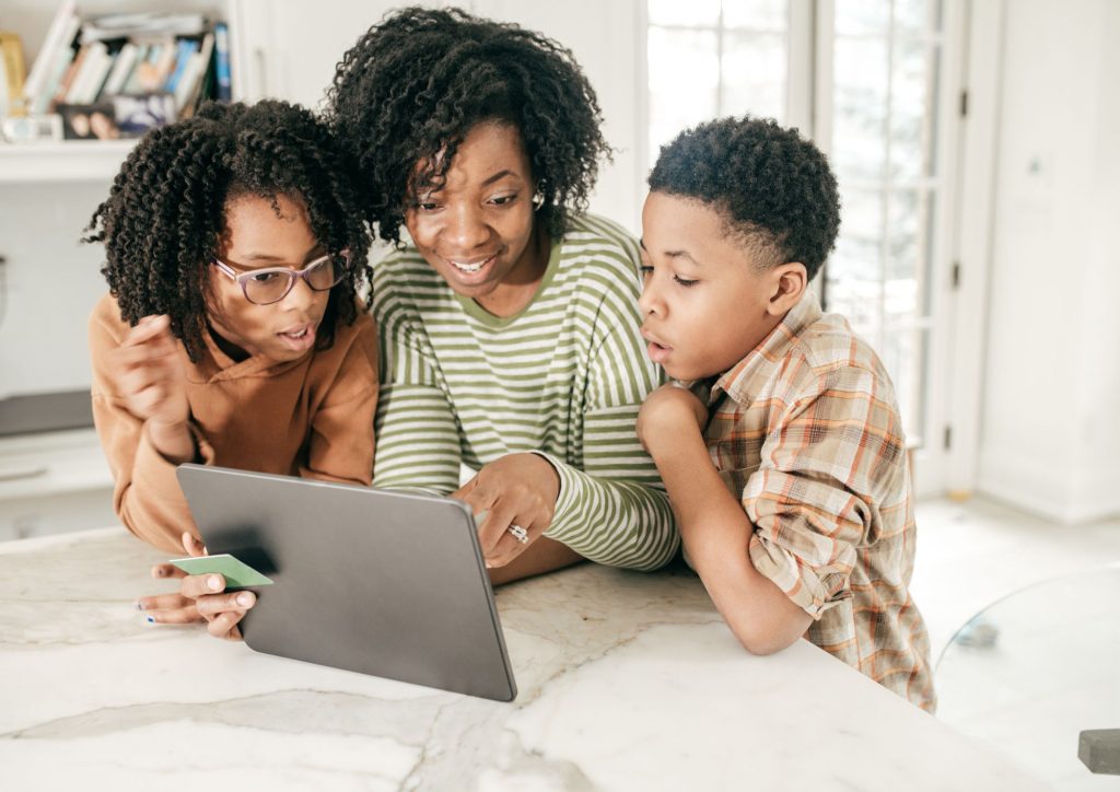 Internet en famille ©Canva Pro
