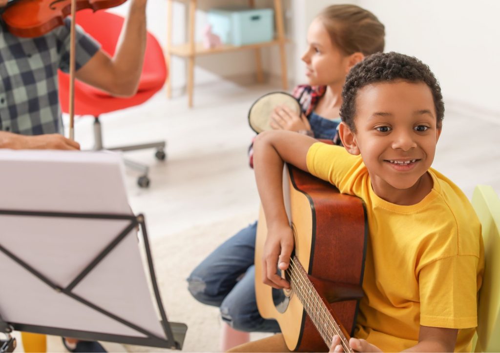 enfants qui jouent de la musique
