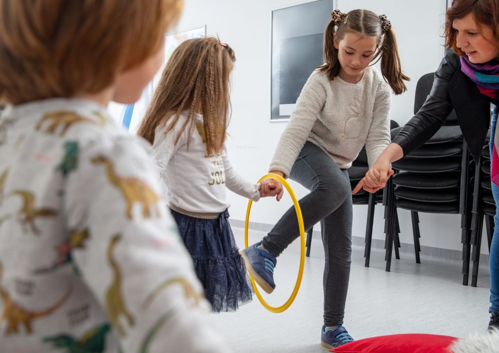 jeu sportif coopératif pour apprendre le partage aux enfants