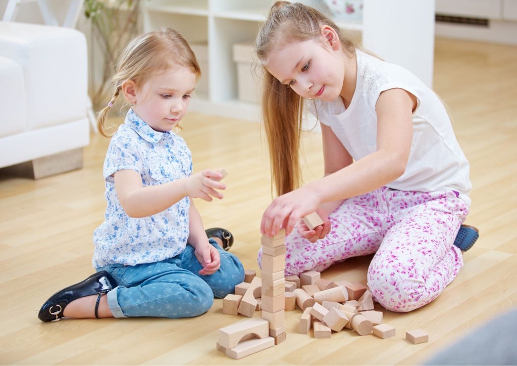 soeurs qui jouent ensemble à un jeu de construction