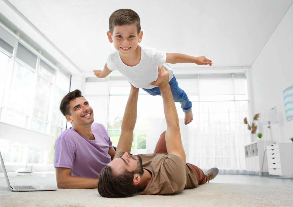 couple qui passe du temps avec son enfant 