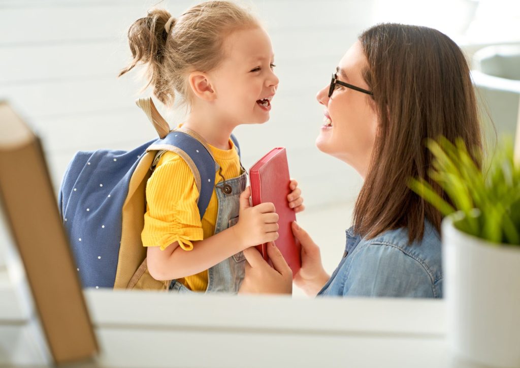 maman qui offre un livre pour récompenser son enfant