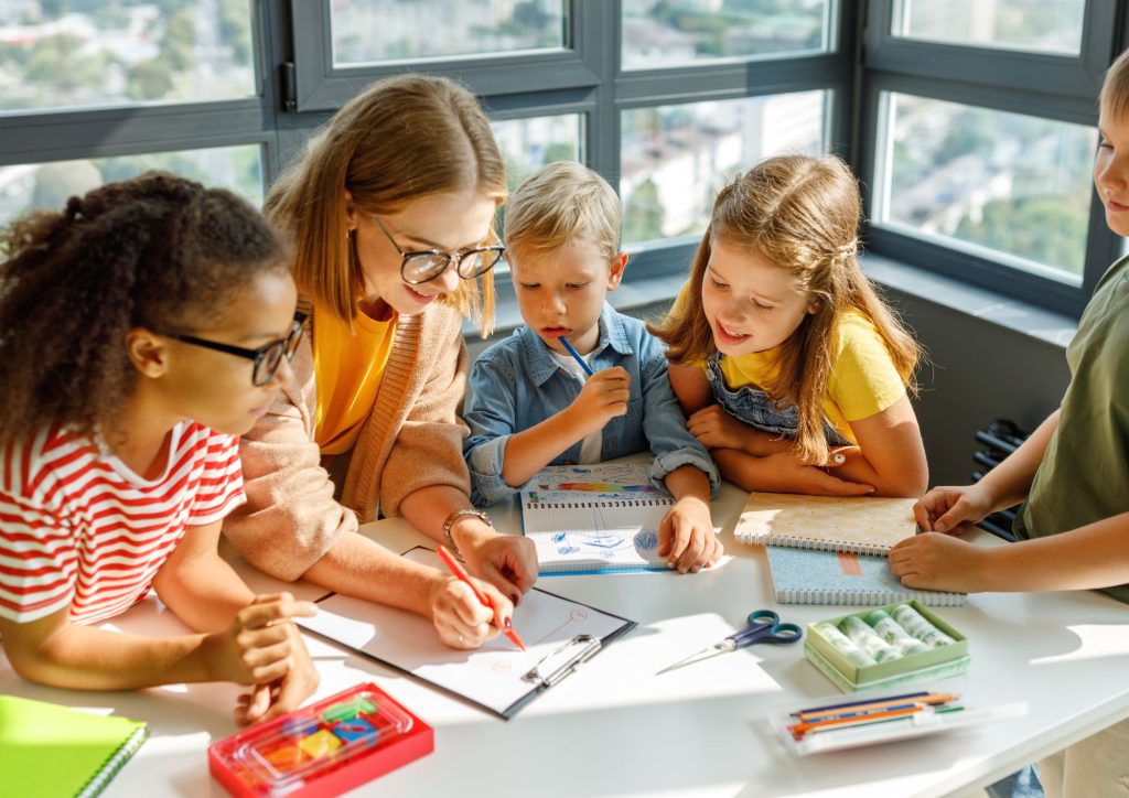 groupe enfants partager le travail 