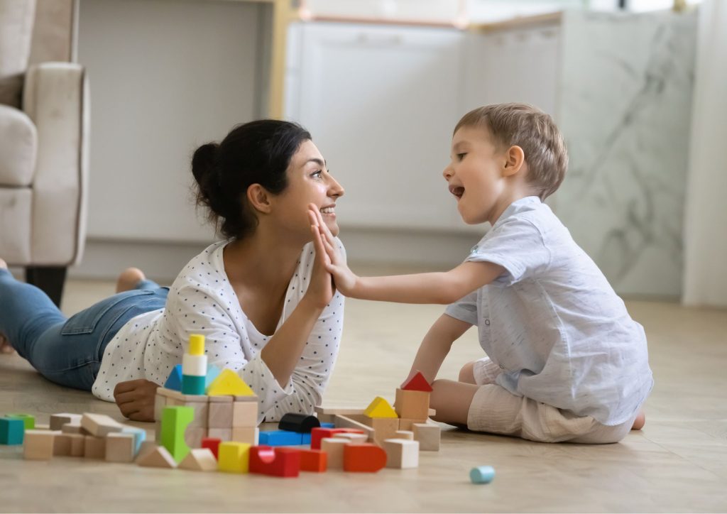 cadeau émotionnel mère qui félicite son enfant ©Canva Pro