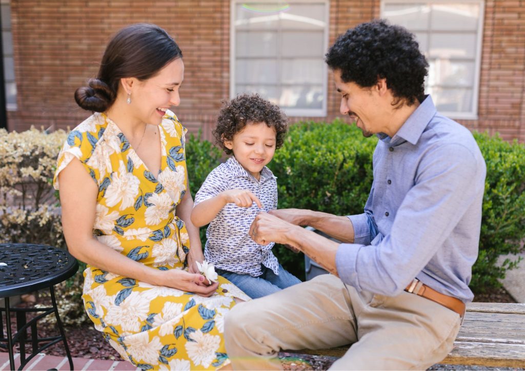 couple de parents qui joue avec son enfant