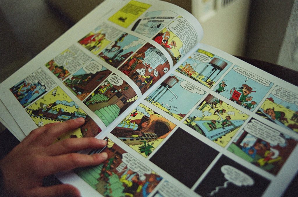 enfant qui lit une BD