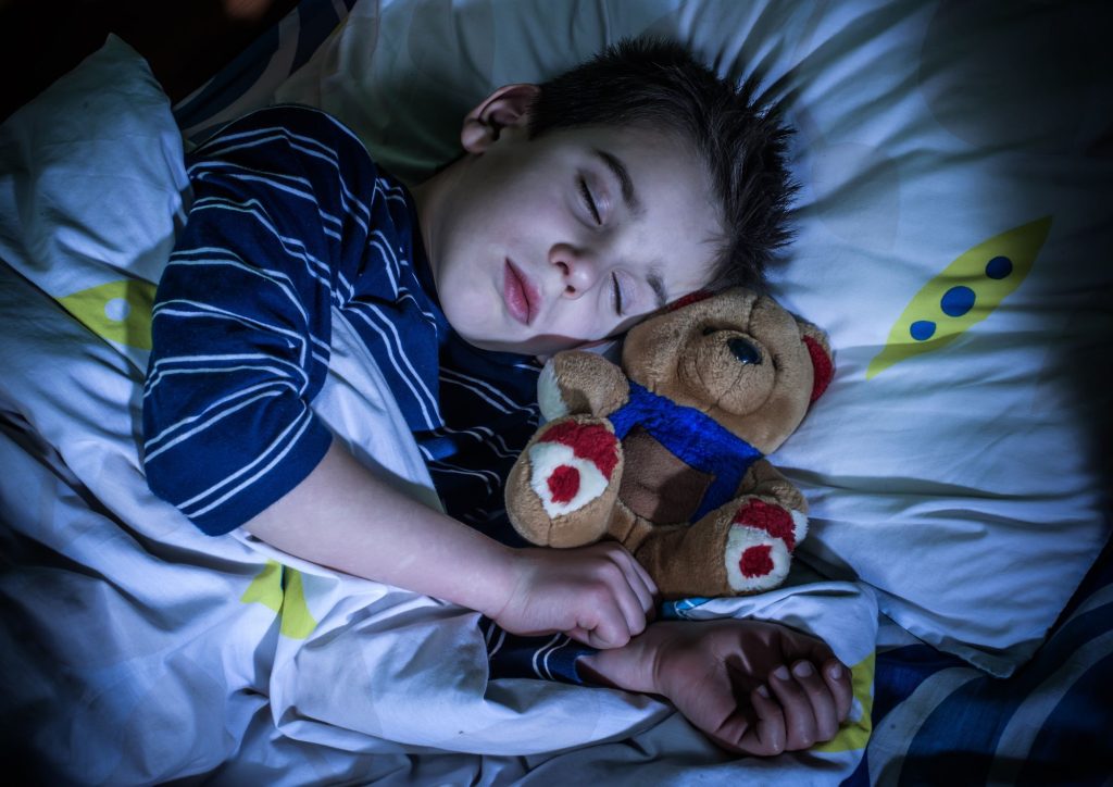 Enfant qui dort avec son doudou