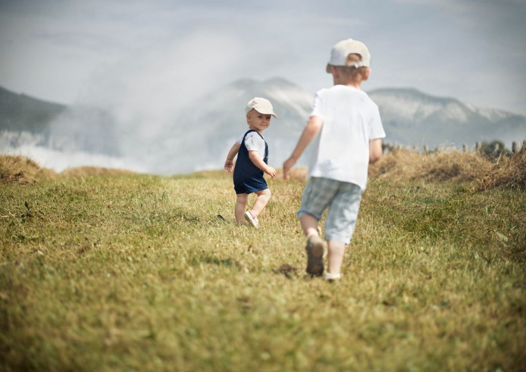 enfants qui courent en plein air