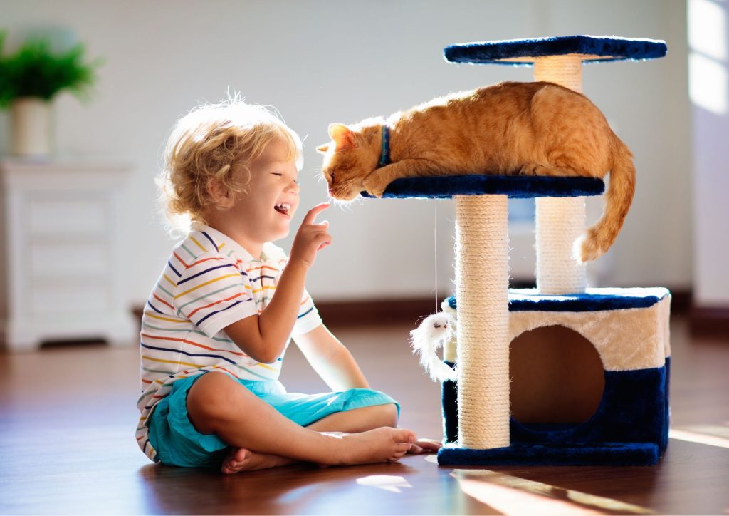 enfant qui joue avec son animal de compagnie