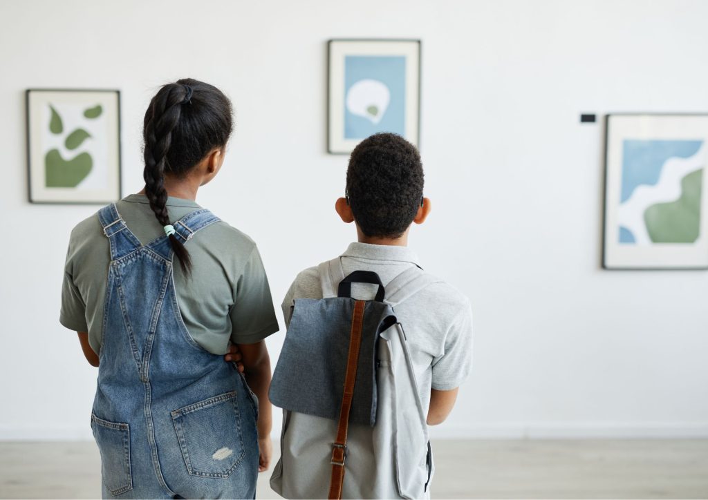 enfants dans un musée d'art