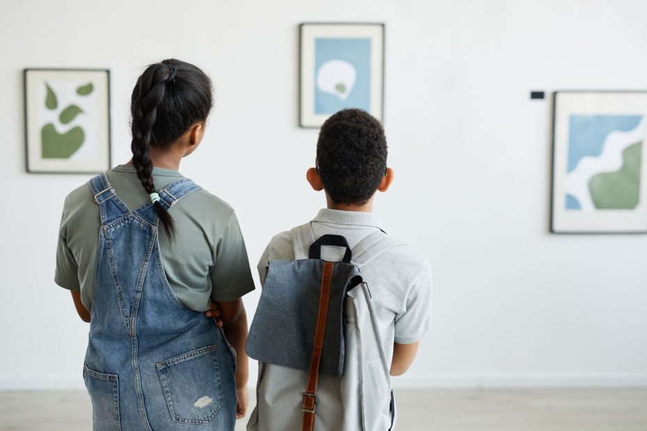 enfants dans un musée d'art