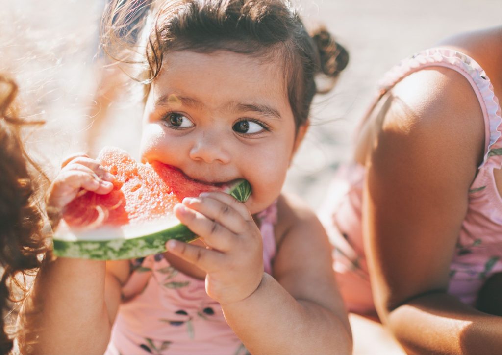 enfant qui mange de la pastèque