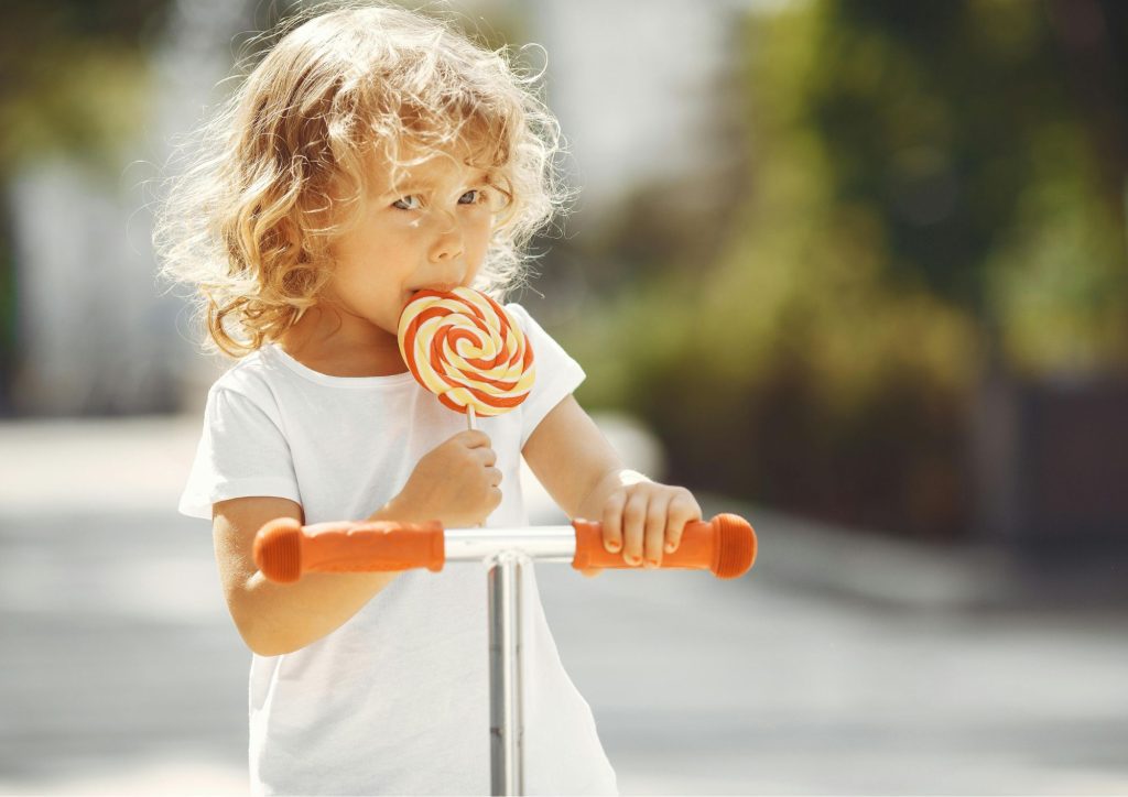 enfant avec une sucette