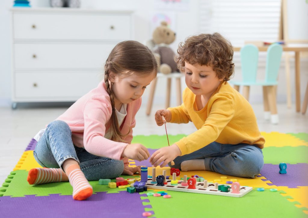 enfants qui jouent à des jeux de logique 3D