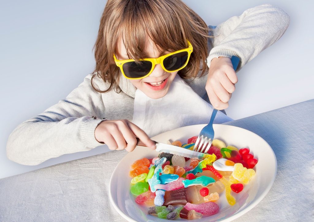 enfant qui mange des bonbons