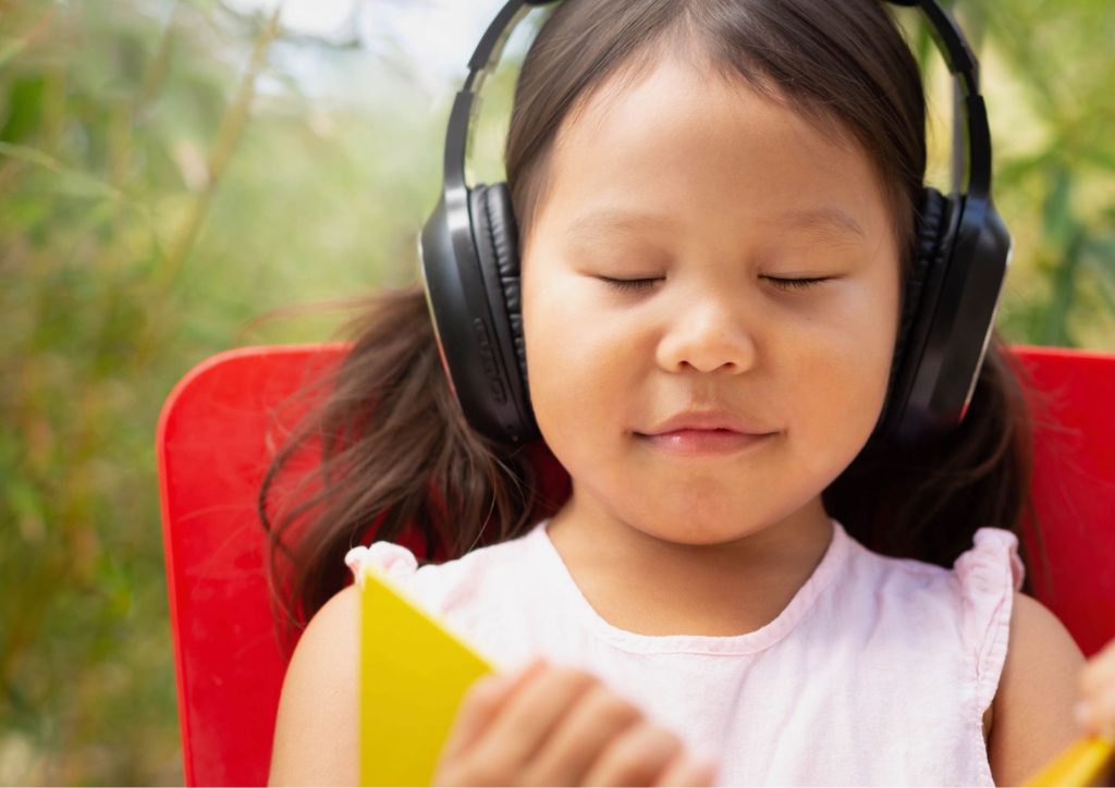 enfant qui écoute et lit