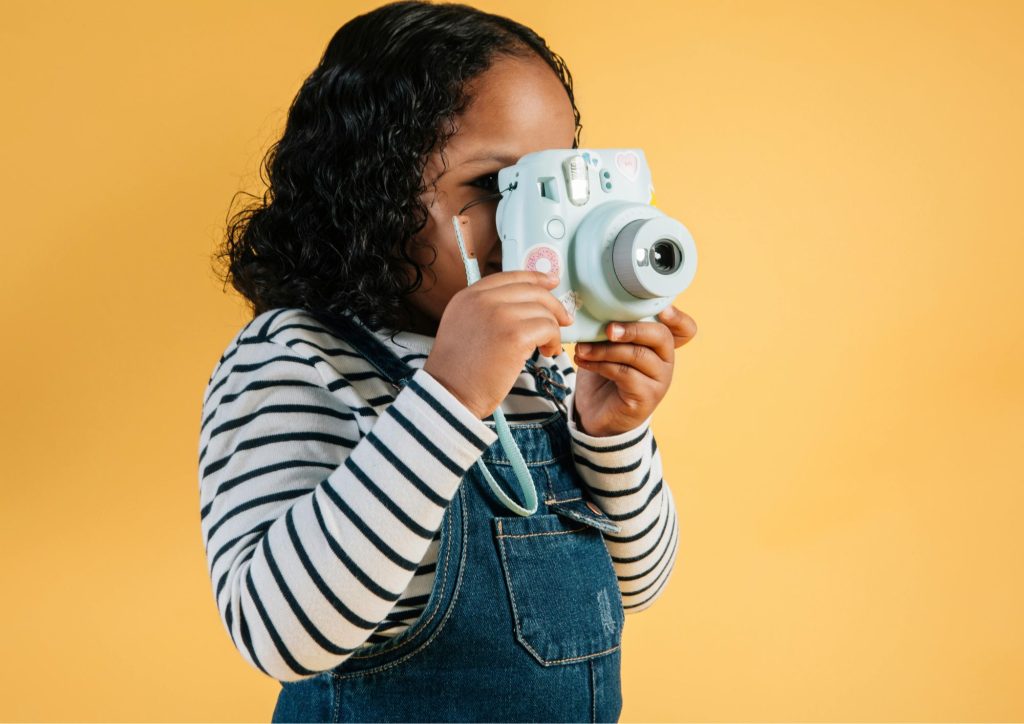 enfant qui prend une photo