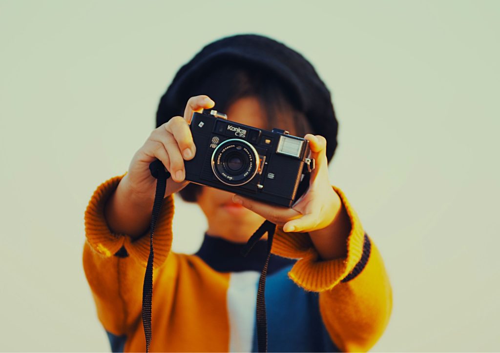 enfant et appareil photo