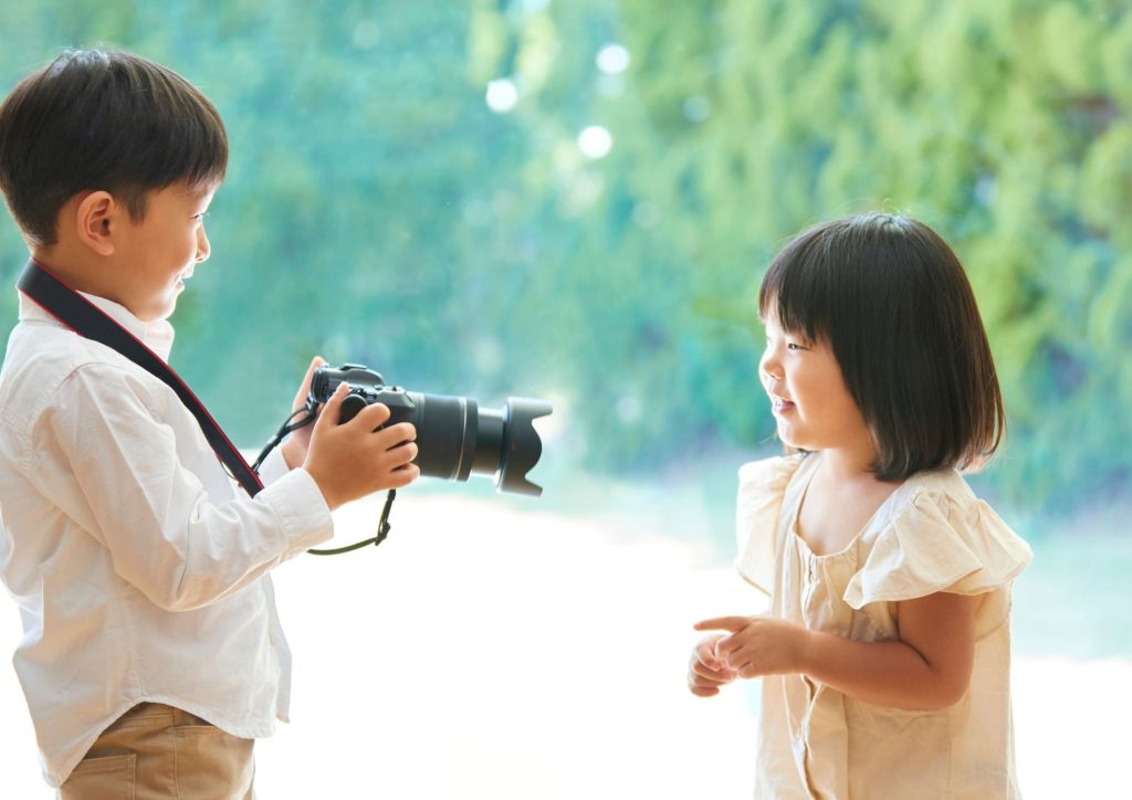 enfants qui prennent des photos