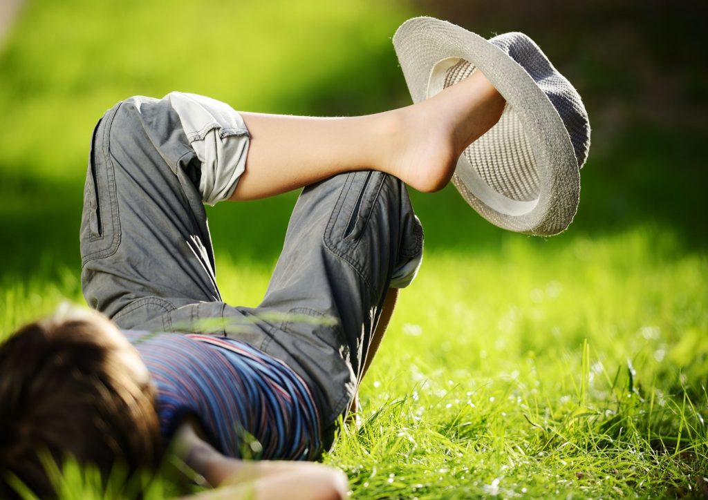 temps calme après le déjeuner enfants