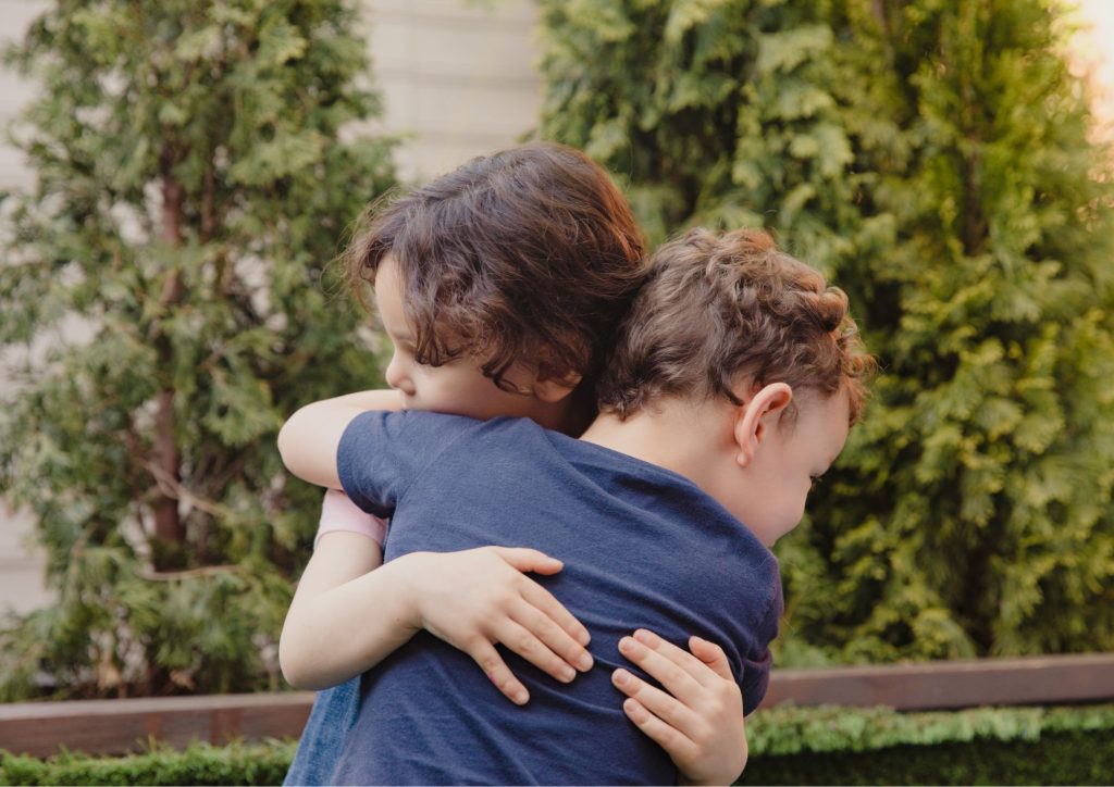 câlin entre enfants