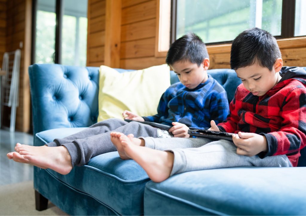 enfants qui regardent l'écrans de leurs tablettes
