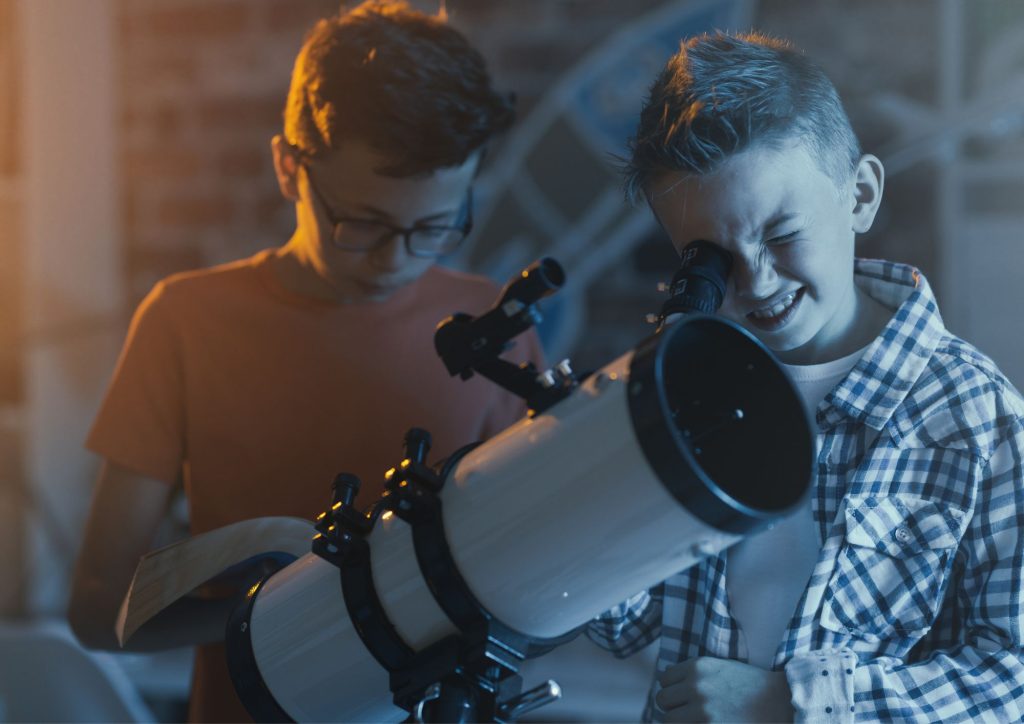 enfants passionnés d'astronomie