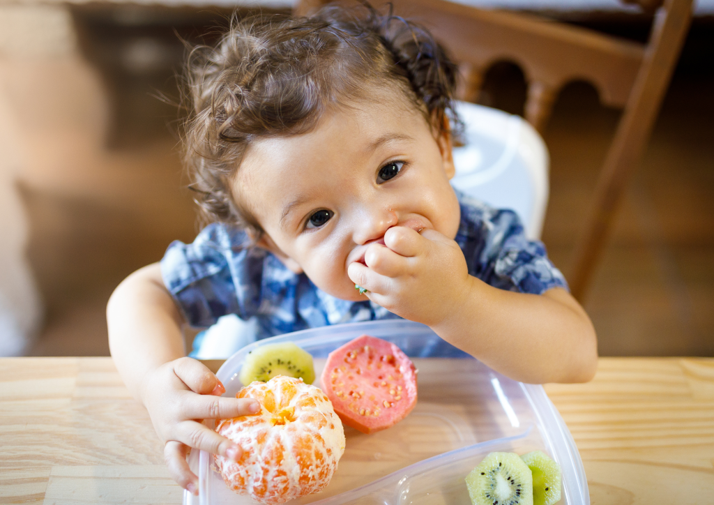 bébé qui mange tout seul