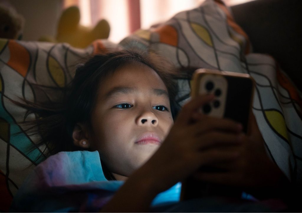 enfant avec un smartphone