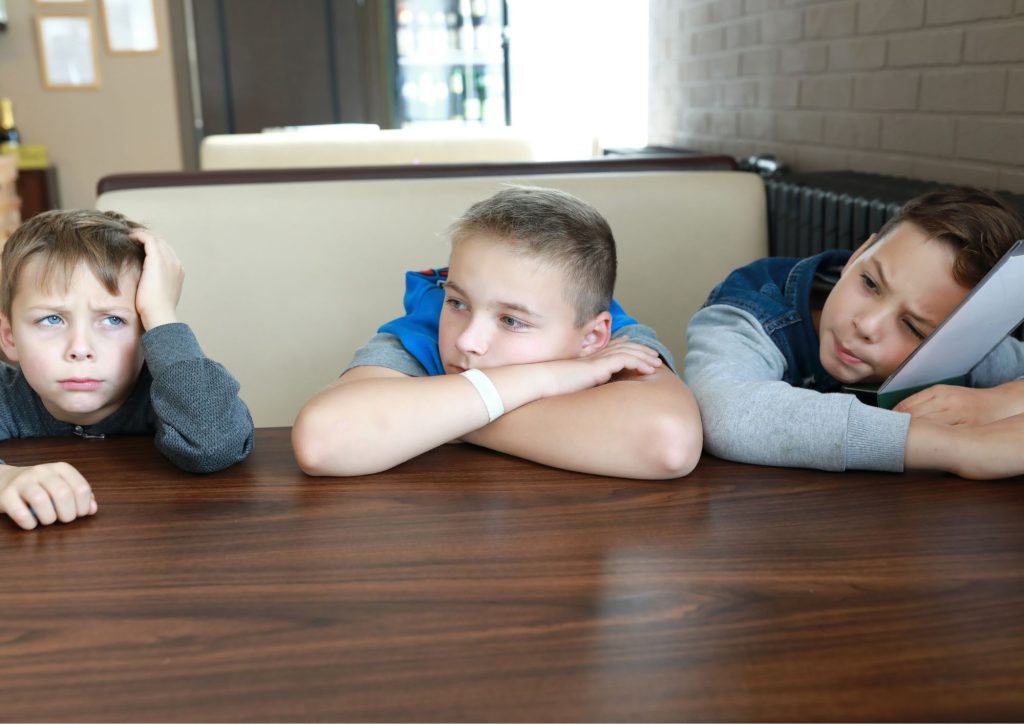 enfants moroses qui patientent