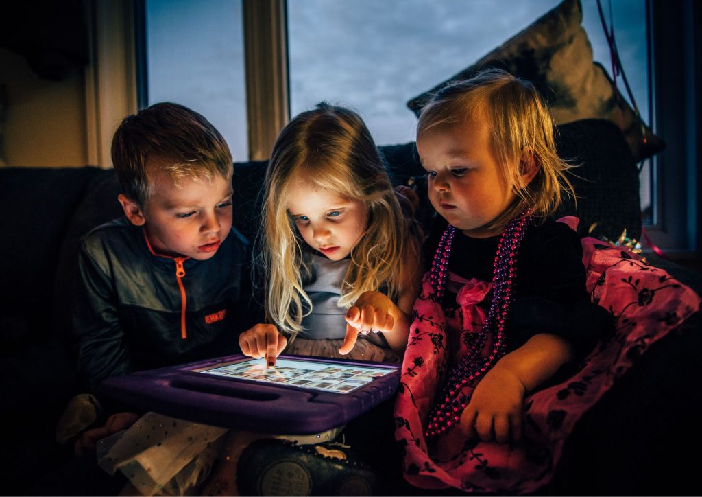 enfants devant les écrans