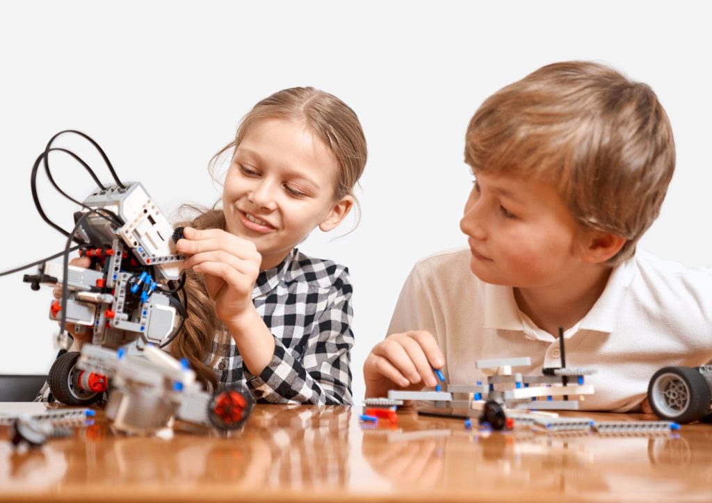 enfants qui construisent un robot