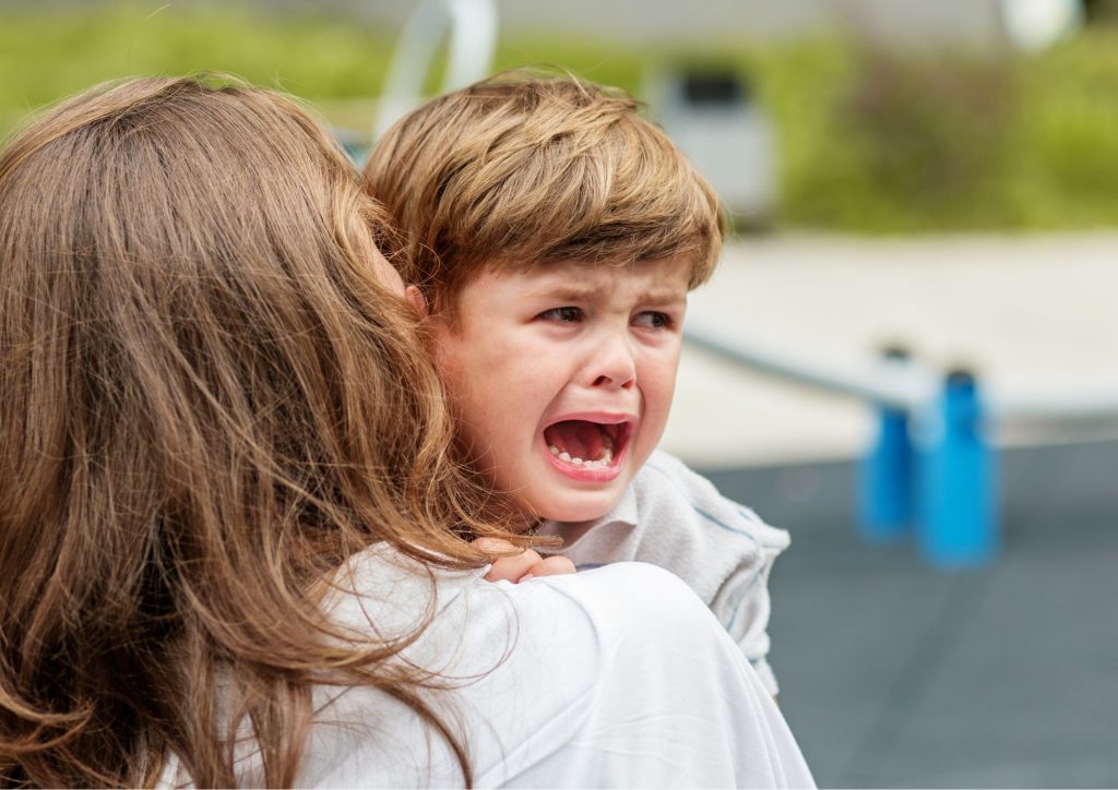parent qui réconforte son enfant en pleurs