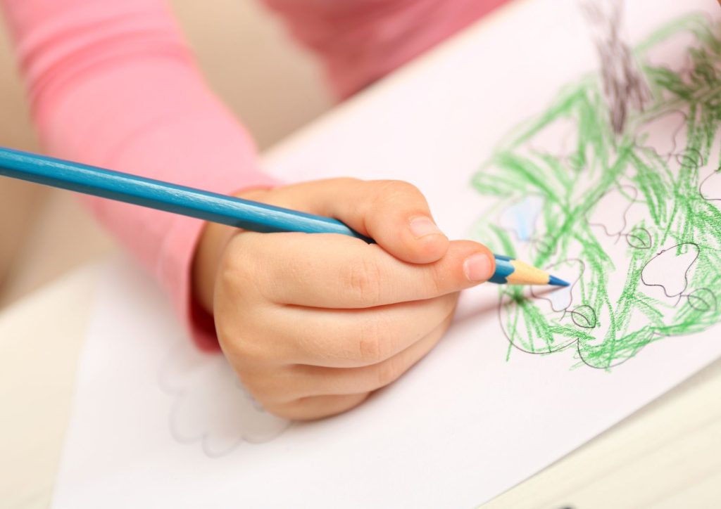 enfant qui colorie