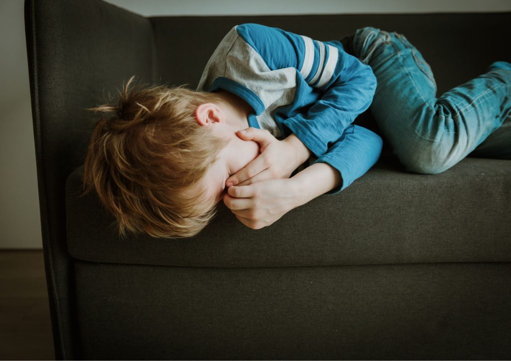 enfant prostré en pleurs