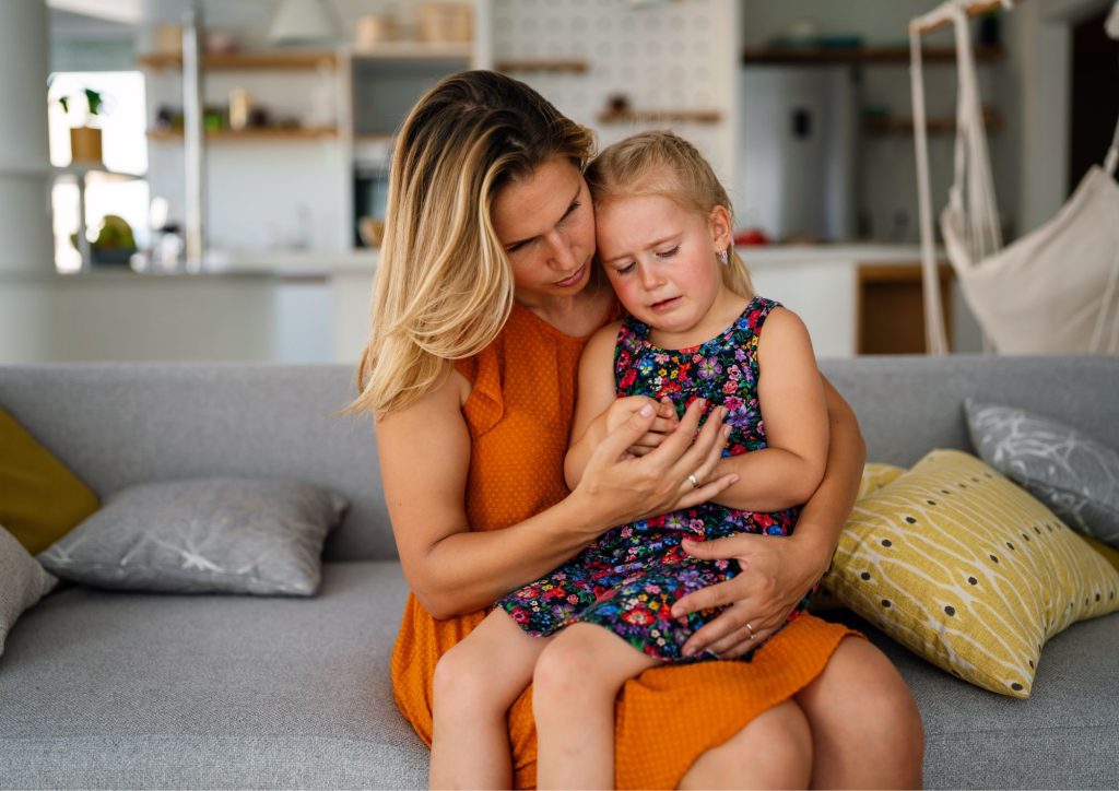 parent qui console son enfant