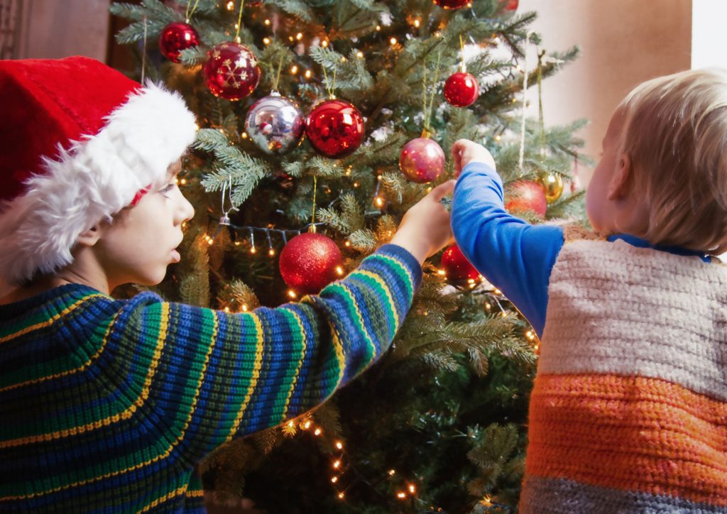 décorer le sapin de Noël