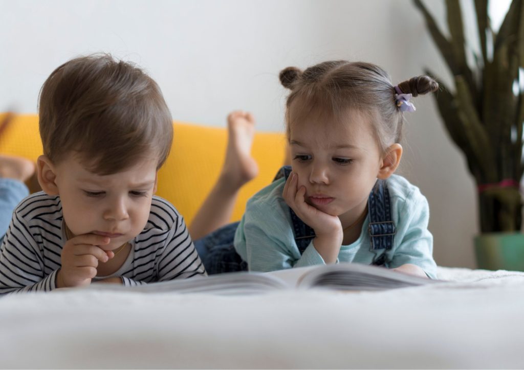 enfants qui lisent la même histoire