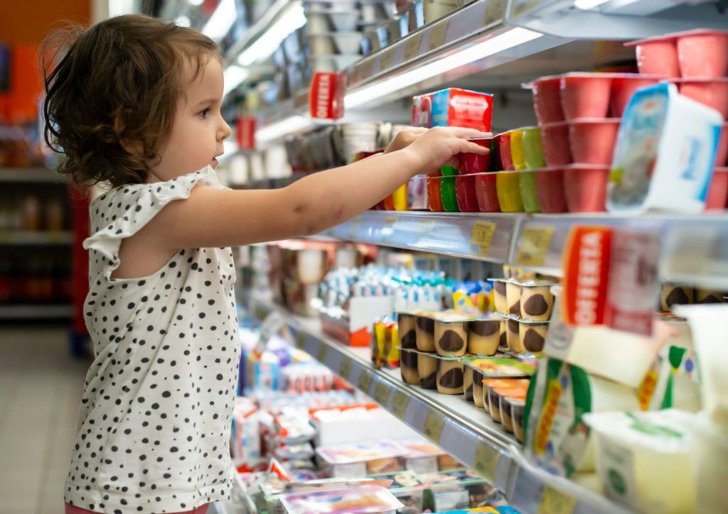 enfant au rayon alimentaire du supermarché