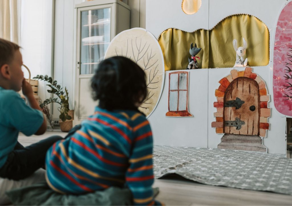 enfants qui inventent une histoire avec des marionnettes