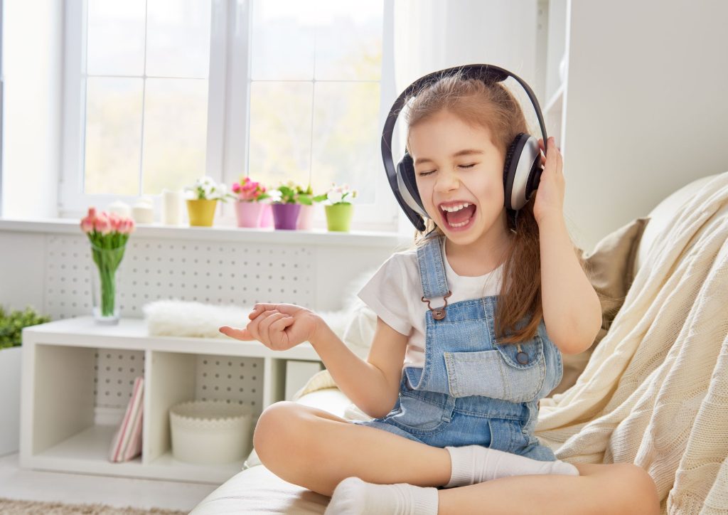 enfant qui écoute de la musique en streaming