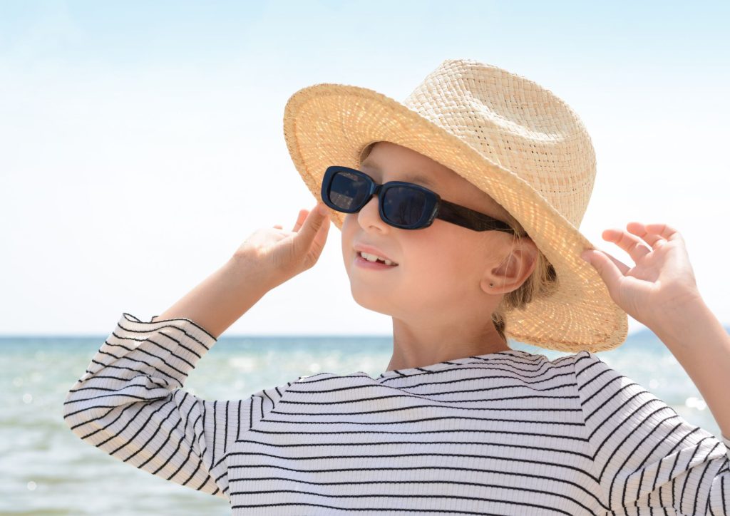 protection soleil lunettes et chapeau enfant