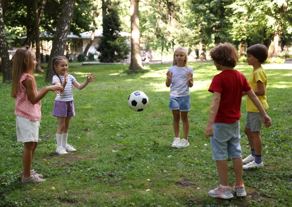 jeux de ballon pour jouer dehors enfants