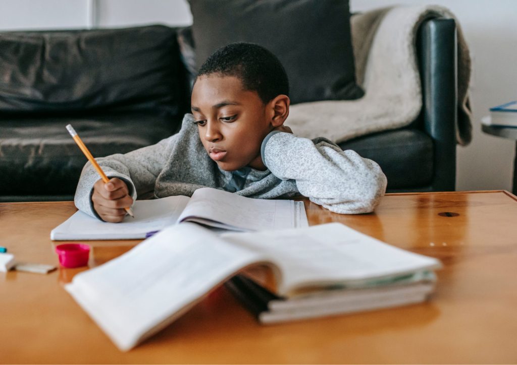 enfant qui révise