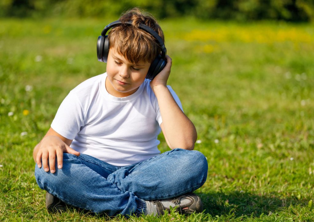 enfant qui écoute une histoire audio