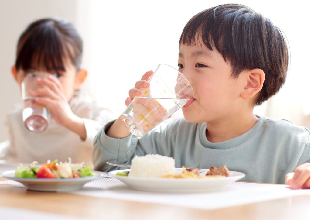 enfant qui boit de l'eau pendant la canicule